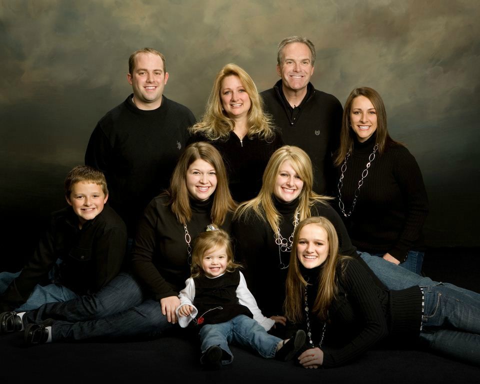 Large family перевод. Портрет большой семьи. Фотосессия большой семьи в черном. Семейный портрет на черном фоне. Групповой портрет фото.